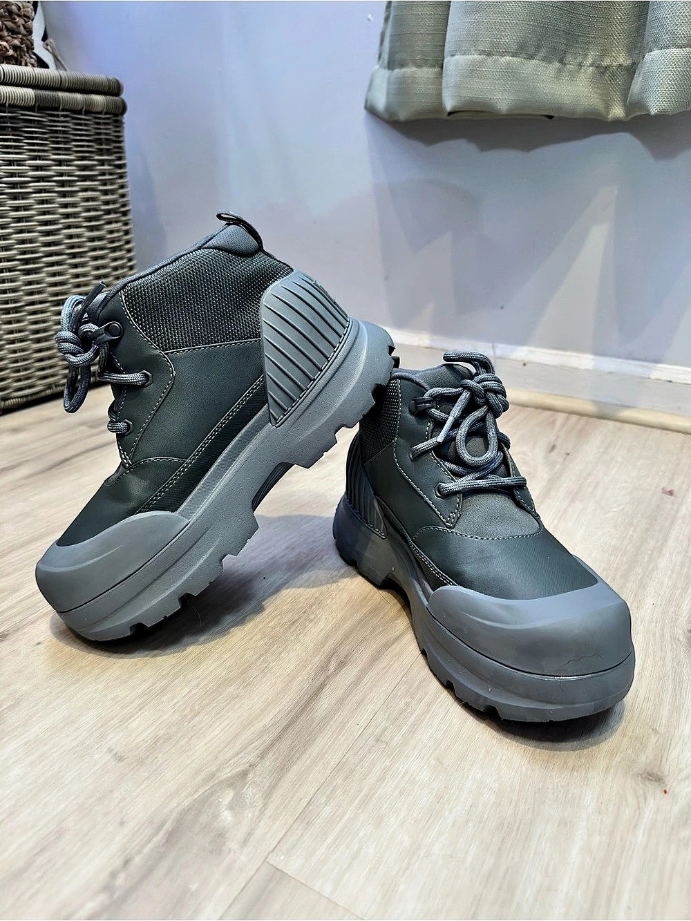 UGG SN 1752742 Women's Gray Boots US 7 Like New